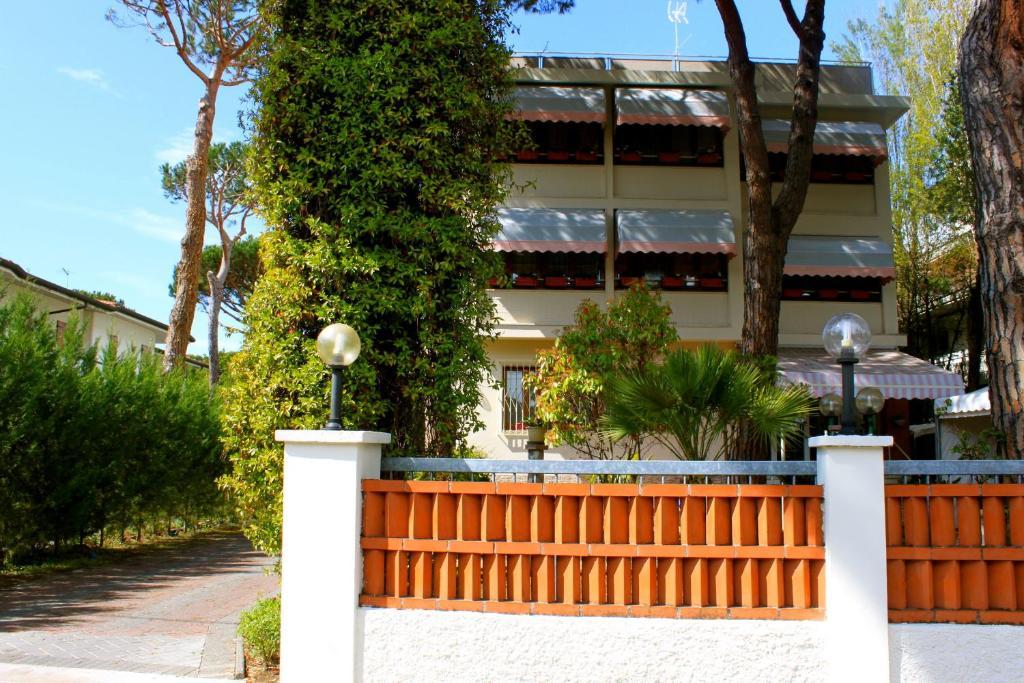 Hotel Manuela Cinquale Bagian luar foto
