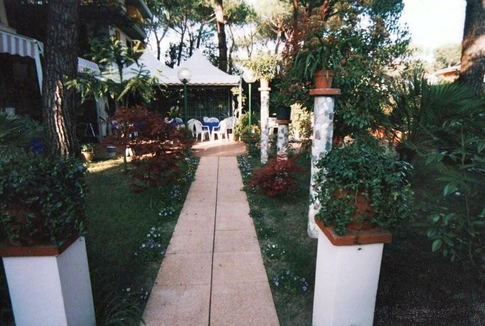 Hotel Manuela Cinquale Bagian luar foto