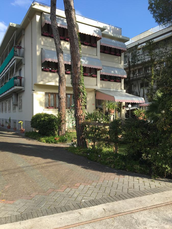 Hotel Manuela Cinquale Bagian luar foto