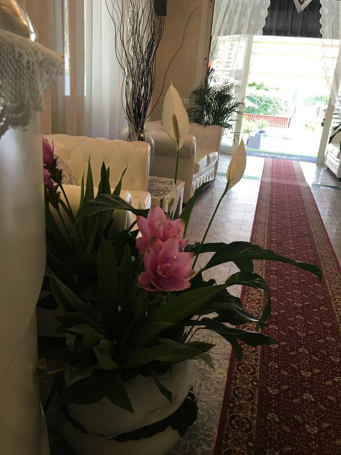 Hotel Manuela Cinquale Bagian luar foto
